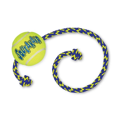 KONG SQUEAKAIR BAL MET TOUW GEEL / BLAUW 52X6.5X6.5 CM